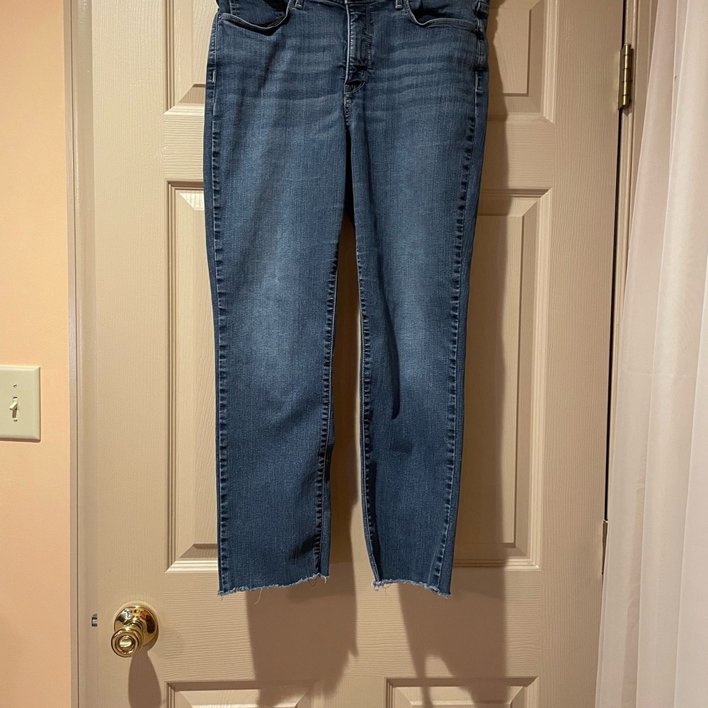 Signature Levi Strauss Totally Shaping Straight Women's Blue Jeans, Size 32